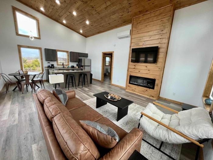 Fernwood Cabin - Pet-Friendly w Hot Tub