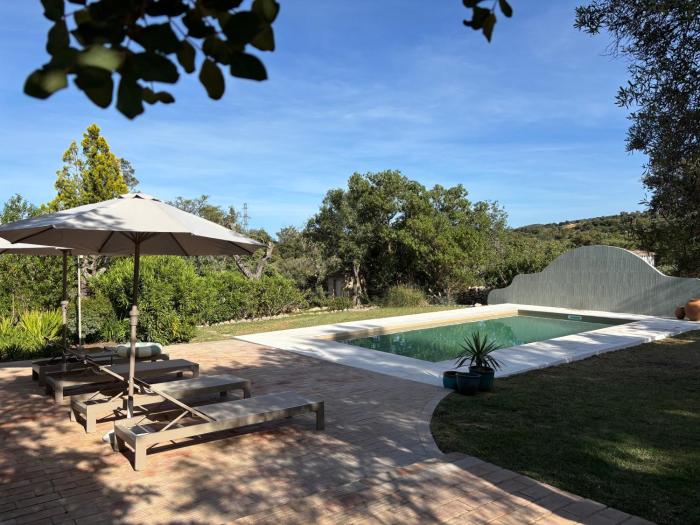 FORA HOUSES family friendly, design-led countryside stay, pool, 25min Faro & beaches, 1 bed apartment, terrace & garden