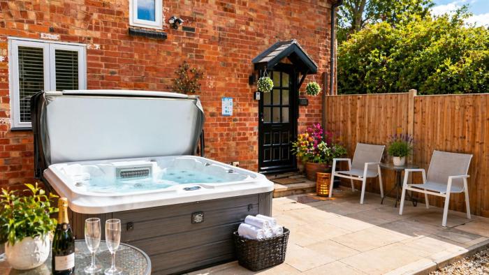 Juliet Cottage HOT TUB Sleeps 3 Singles or Double
