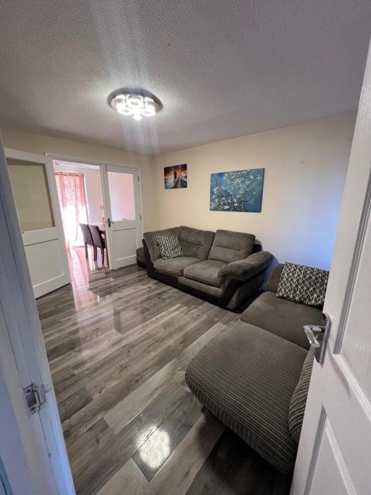Spacious 3 bedroom house close to local amenities in Thamesmead