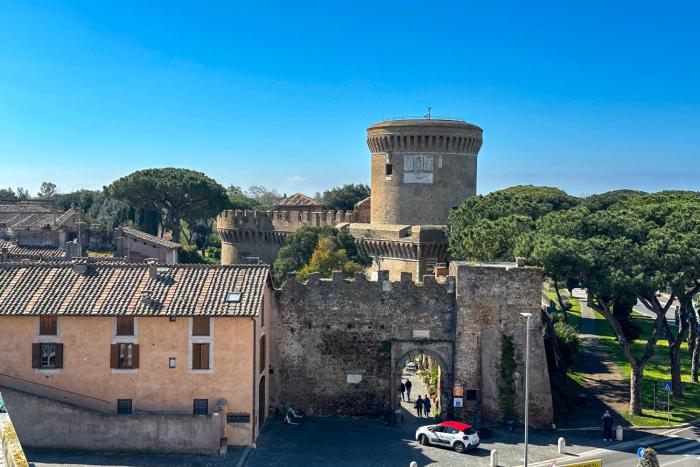 Medieval Castle View, Private Terrace - near Metro, FCO & Rome