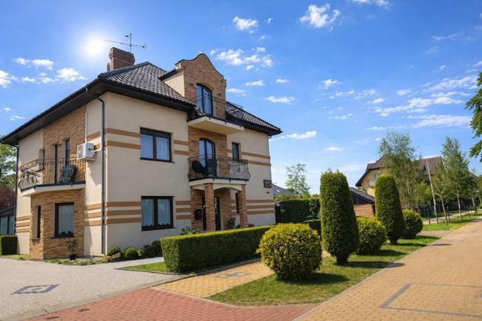 Apartment with swimming pool and jacuzzi, Mi dzywodzie