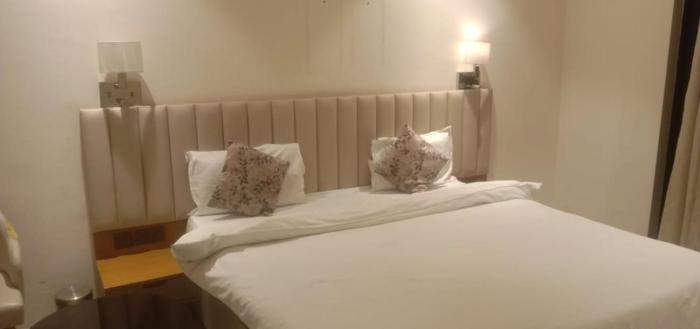 Omaxe mini hazratganj