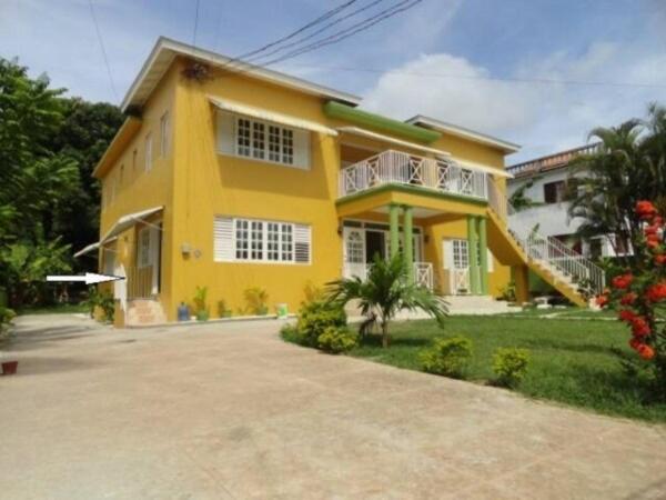 Beach Access, 1 Bed 1 Bath in Coral Garden