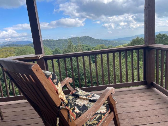 Sugar Mountain Cabin, 2bd2bth, Steps to Slopes!
