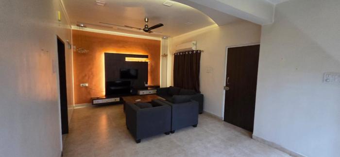 Ekaant Guesthouse 2Km from airport