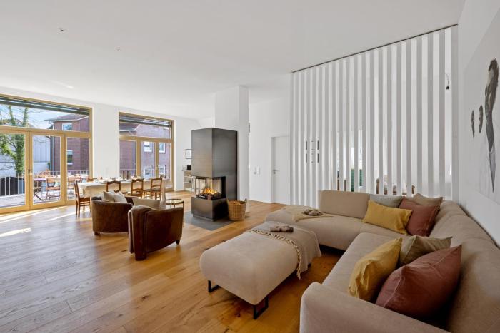 ACKERBÜRGERHAUS - Historische Ferienwohnung mit 4 Schlafzimmern, Kamin, Sauna, Balkon-Terasse, Altstadt und See 5 Min zu Fuß, Moderne Küche, Parkplatz, WLAN