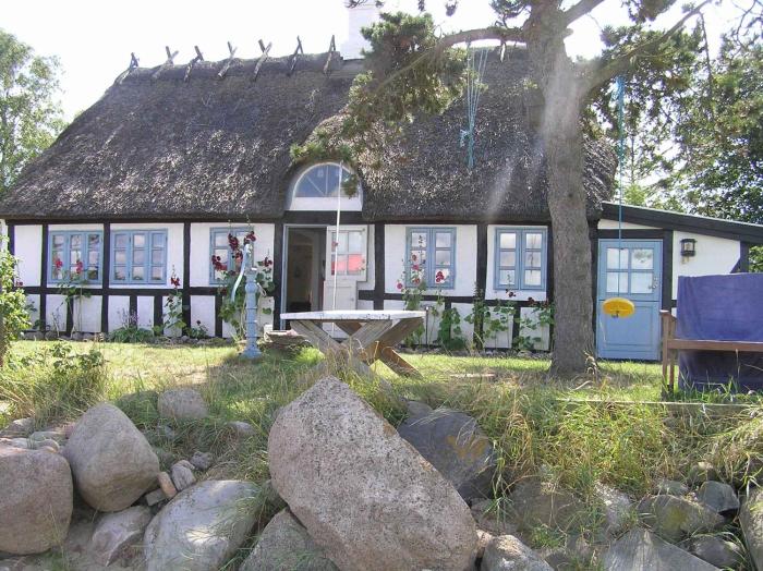 Cozy Holiday Home Located Right On The Beach