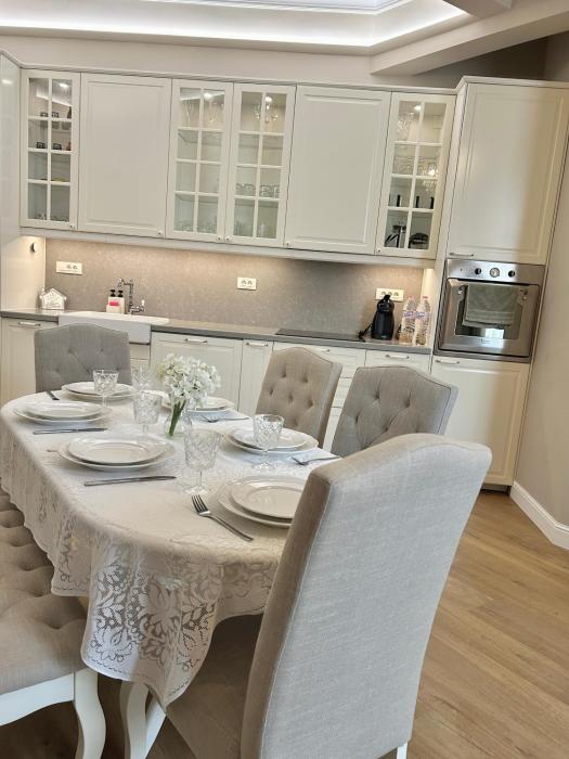 Vibrant Stay l Stylish 2BD in TOP CENTER