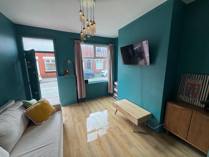 Altrincham House - 2BR - Sleeps 6 - WiFi - Parking