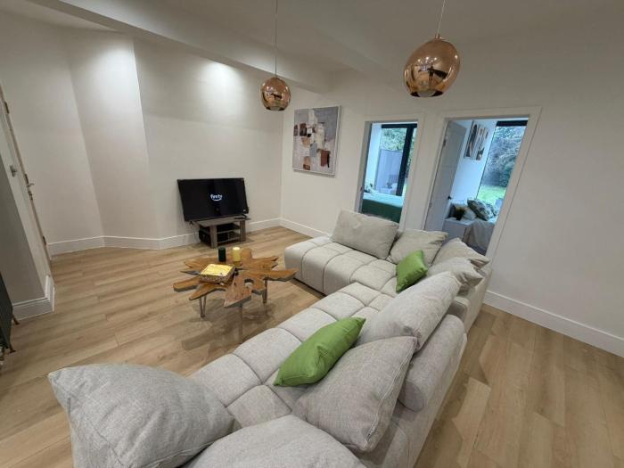Apartment Sleeps 5 with Enclosed Garden