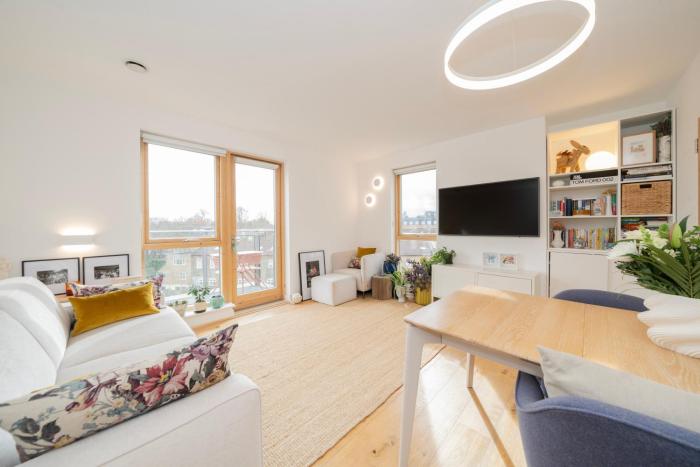 Chic Central London Flat with Balcony