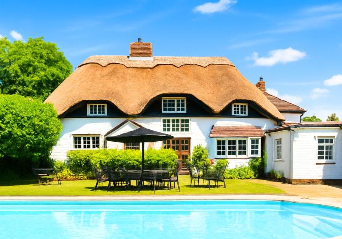 Beautiful Thatched Cottage with Outdoor Pool, Secure Garden, Dog & Family Friendly! Chichester Holiday Properties