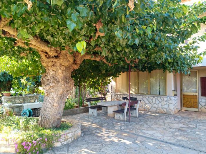 Modern apartment with shared garden near Umago