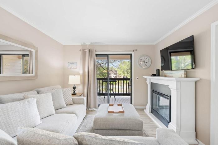 2BR Beach Villa with Balcony Pool Tennis Access