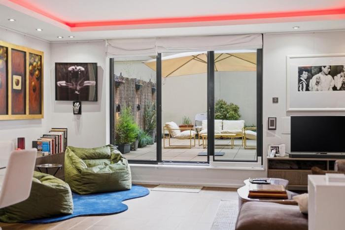 Design-Led Kensington Apt with Terrace & Concierge