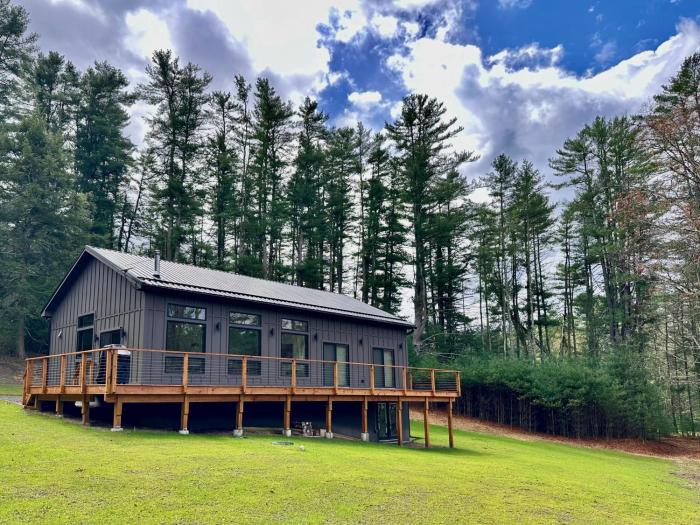 Modern Forest Retreat Near Barryville Sleeps 8
