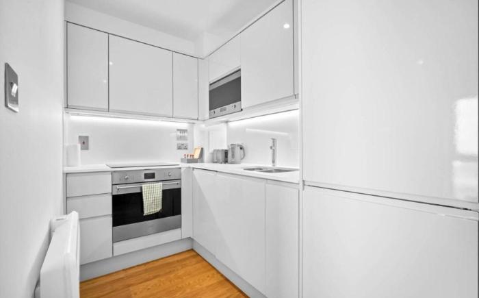 Stunning 1 bedroom apartment - free parking