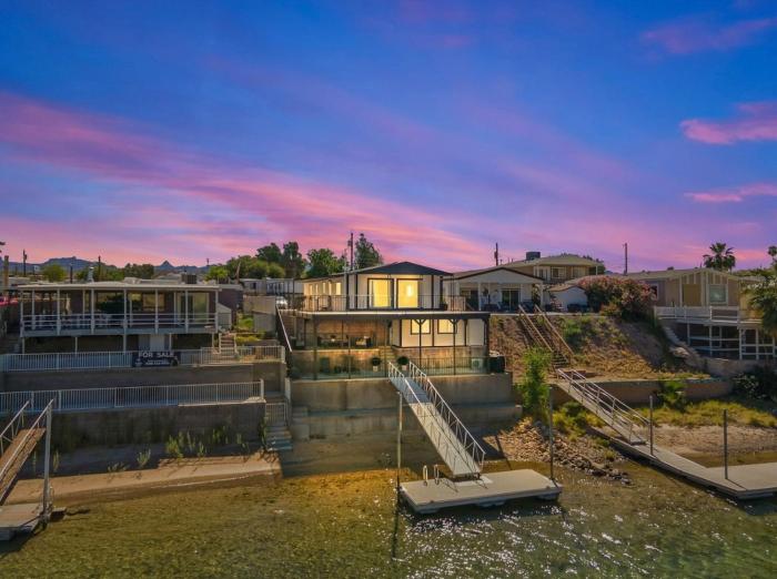 Modern Waterfront Private Dock& Balcony