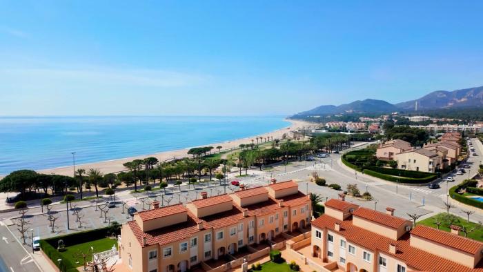 Apartamento con terraza, vistas playa y montaña