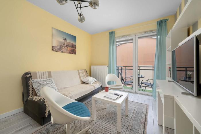 Klimatyczny Apartament z Parkingiem i Balkonem by Noclegi Renters