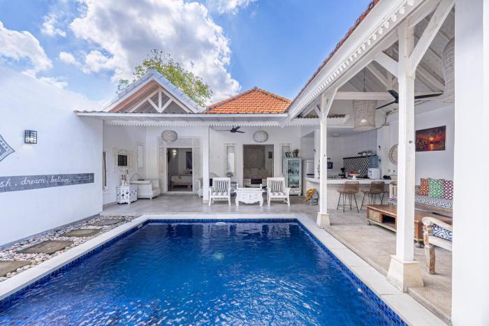 Peacock Bungalow by Pertama Stay