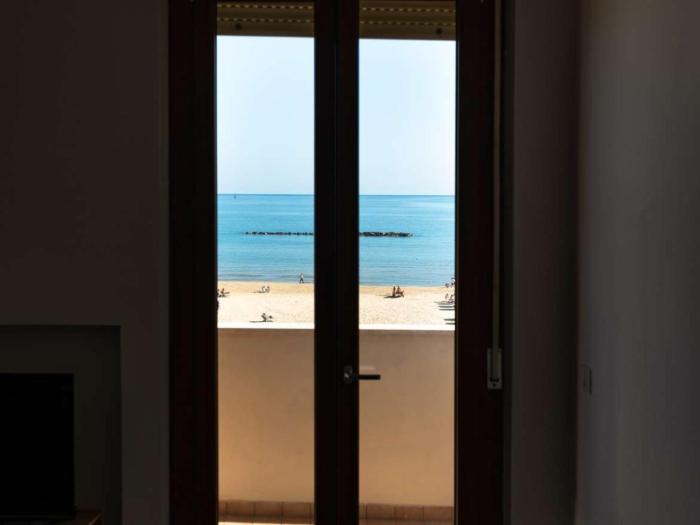 SE245 - Senigallia, trilocale con balcone fronte mare