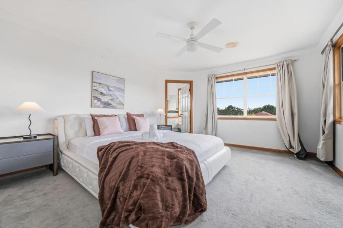 Large 5 Bedroom Family Home with 3 Bathrooms Quiet and Comfortable