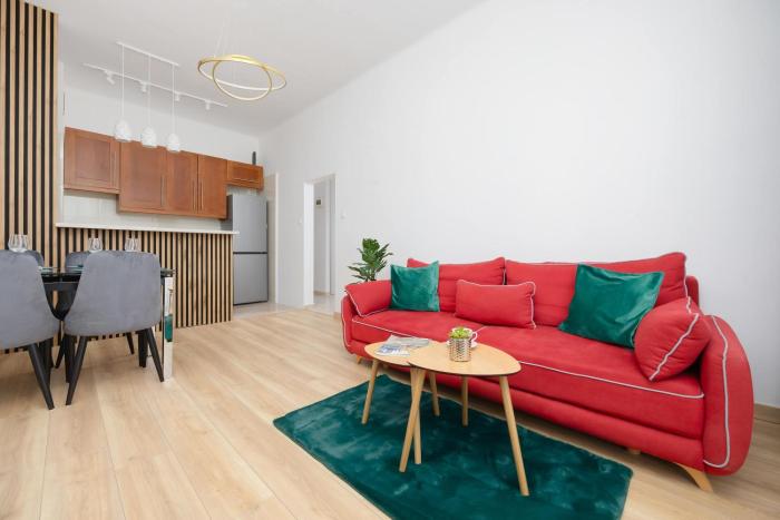 City Apartment with Two Bedrooms Near the Metro in Warsaw by Noclegi Renters