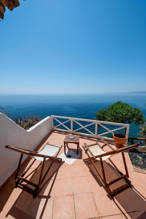Sea view house by Tinosstay
