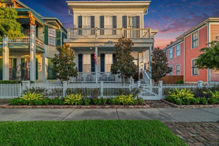 The White Pelican Inn-Trolley a 5 Minute Walk Stops at SeawallBeach