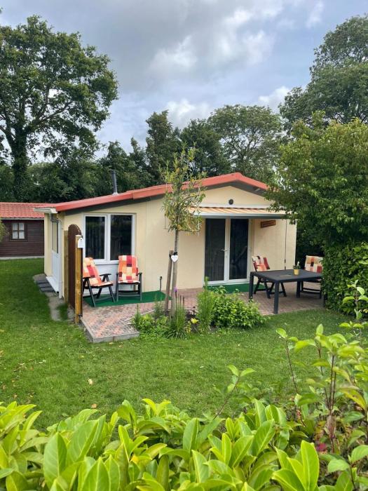 Zonneschijn, bungalow op vakantiepark bij zee