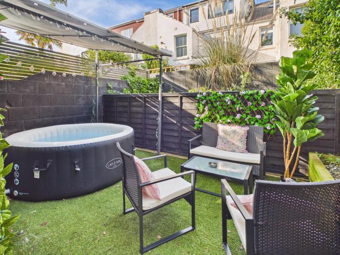Stylish Apartment with Hot tub and Garden