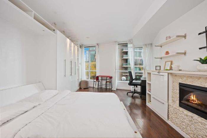 Stylish Waterfront Studio Near Parks & City Core