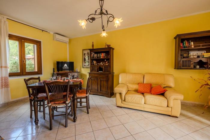 San Teodoro Small villa with garden, parking, and AC