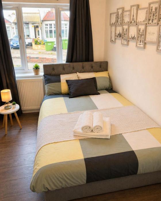 Cosy Double Room in London Free Parking Private Bathroom Close to Transport
