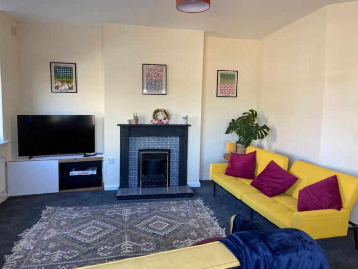 Town Centre House Sleeps 8 with parking