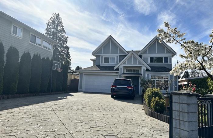 Spacious 3 Bedroom Suite in Burnaby Free Parking, Full Kitchen, Near Transit