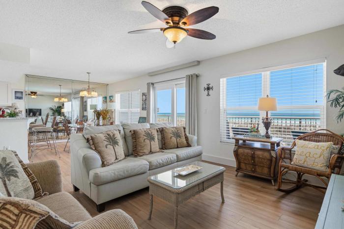 Spacious condo in with free WiFi pool access central AC and washer&dryer