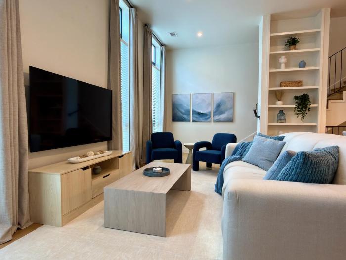 New Lux Townhome off Magnolia Rooftop Patio