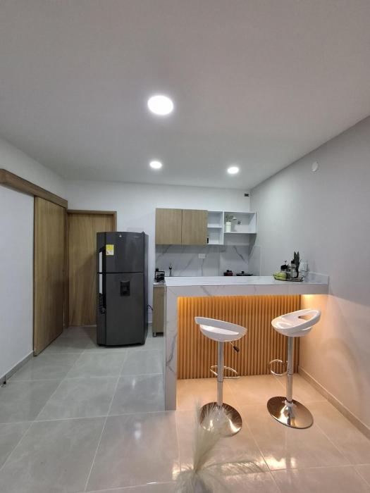 Suite moderna con parqueadero y cocina equipada