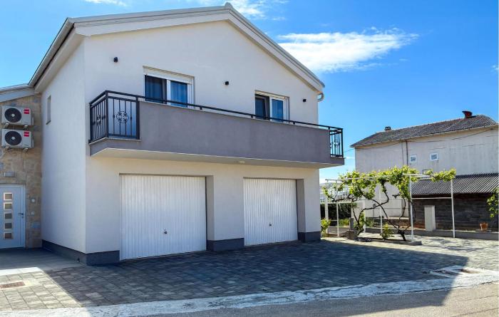 2 Bedroom Cozy Apartment In Vir
