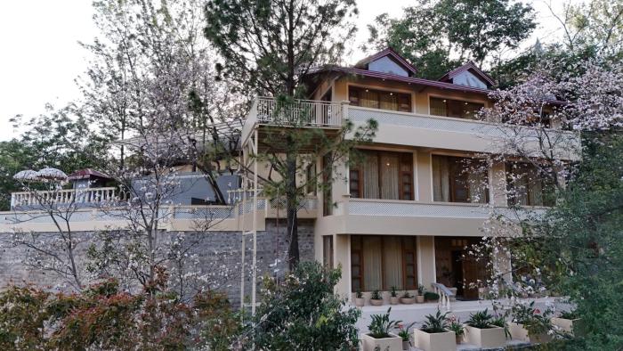 Mansaayan Villa by Aurella Hospitality-3BHK Luxury Valley View Villa in Kasauli with Private Pool, Treehouse & 70 inches Smart TV Bar Lounge