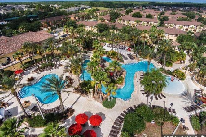 Spacious townhouse with pool & lazy river