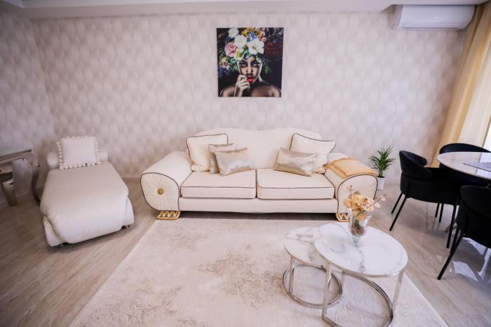 White Home Luxury-free garage parking