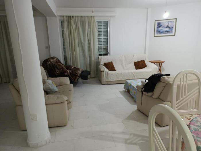 Extra big 4 bedroom vill, beach across the road