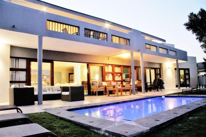 5 Bedroom holiday home close to Sanctuary Beach