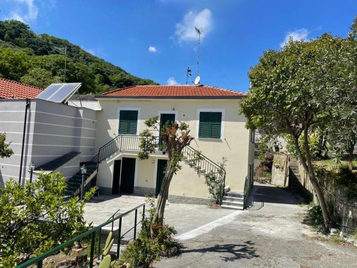 Appartamento in villetta bifamiliare con giardino