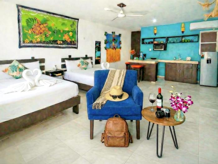 Spacious Romantic & Family Suites, Full Kitchen, Fast WiFi, 8 Min Walk to Beach PDC