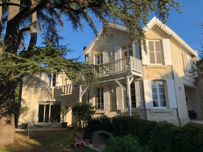Grande maison familiale hyper calme avec jacuzzi au coeur de Cognac